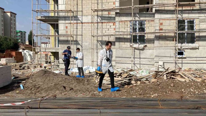İ̇nşaattan Düşen İşçi Hayatını Kaybetti