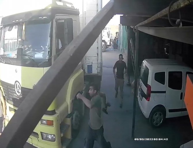 Sultangazi’de Sanayide Çalışan İşçi Elinde Matkapla İş Yeri Sahibini Kovaladı