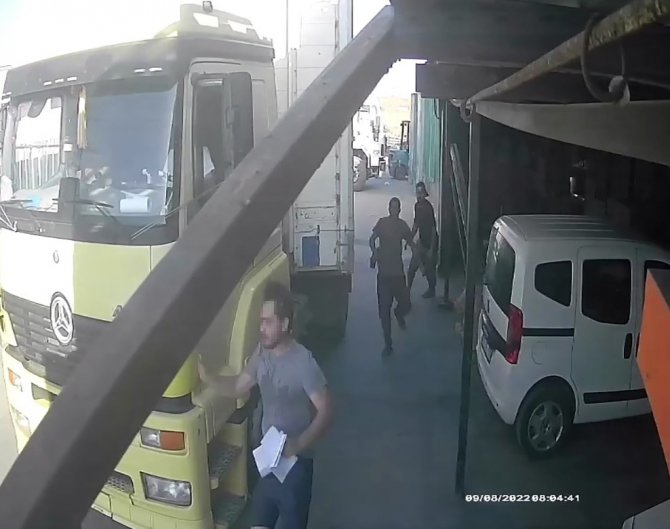 Sultangazi’de Sanayide Çalışan İşçi Elinde Matkapla İş Yeri Sahibini Kovaladı