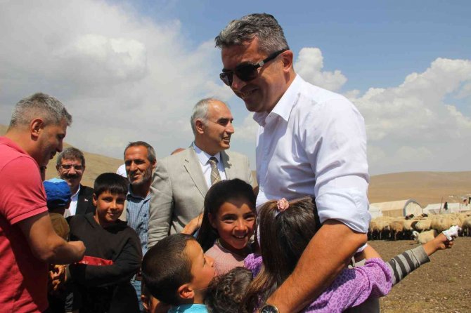 Erzurum’da 300 Hane İle Oba Hayatı Yaşayan Göçerler 20 Bin Hayvana Bakıyor