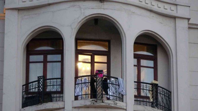 Taksim’de Lüks Otelin Balkonuna Asılan Çamaşırlar Ortaya İlginç Görüntüler Çıkardı