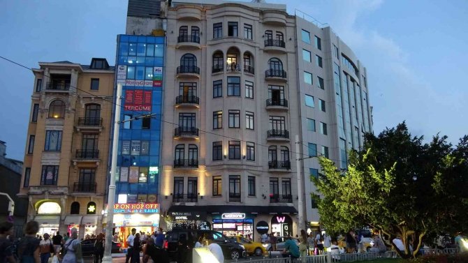 Taksim’de Lüks Otelin Balkonuna Asılan Çamaşırlar Ortaya İlginç Görüntüler Çıkardı