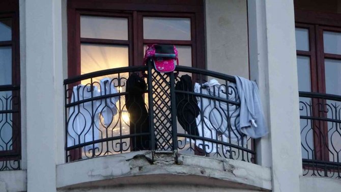 Taksim’de Lüks Otelin Balkonuna Asılan Çamaşırlar Ortaya İlginç Görüntüler Çıkardı