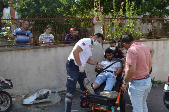 Otomobille Çarpışan Motosikletli Kurye Yaralandı