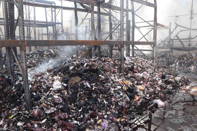 Kozmetik Deposundaki Yangının Zararı Gün Ağarınca Ortaya Çıktı