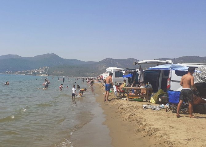 Ege Sahillerinde Bırakılan Çöpler Doğayı Kirletiyor