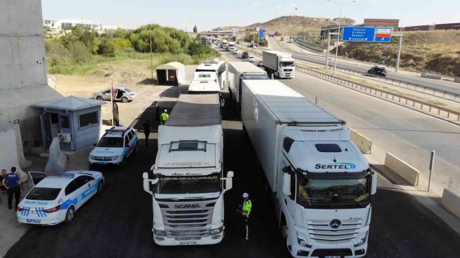 43 İlin Geçiş Güzergahında Sıkı Denetim: Otobüs, Tır, Kamyon Tek Tek Durduruldu