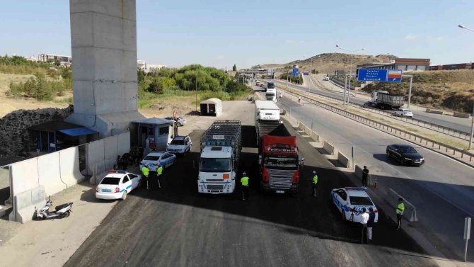 43 İlin Geçiş Güzergahında Sıkı Denetim: Otobüs, Tır, Kamyon Tek Tek Durduruldu