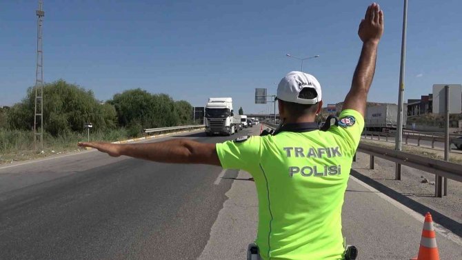 43 İlin Geçiş Güzergahında Sıkı Denetim: Otobüs, Tır, Kamyon Tek Tek Durduruldu