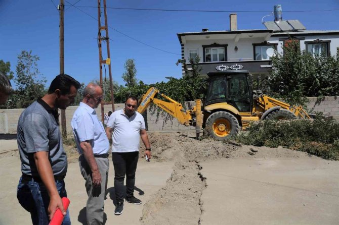 Tuşba Belediyesinin Asfalt Yama Ve Kilitli Parke Taşı Çalışmaları Devam Ediyor