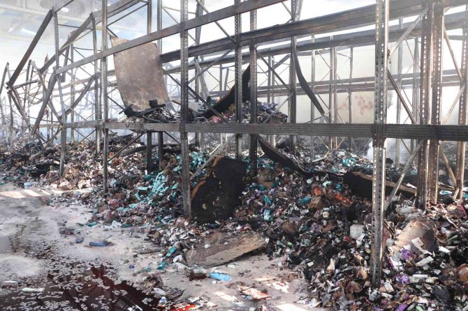 Kozmetik Deposundaki Yangının Zararı Gün Ağarınca Ortaya Çıktı