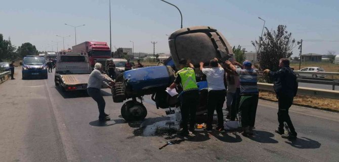 Traktörle Otomobil Çarpıştı: 4 Yaralı