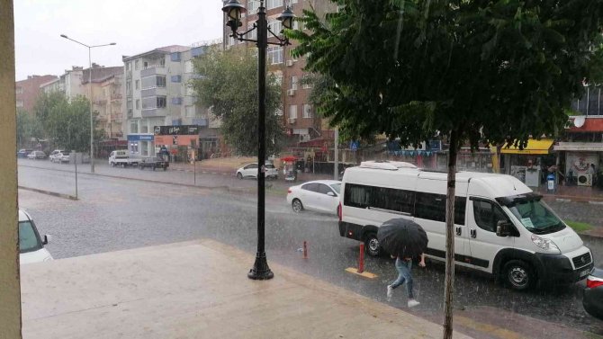 Meteoroloji Uyarmıştı: Tekirdağ’da Fındık Büyüklüğünde Dolu Yağdı