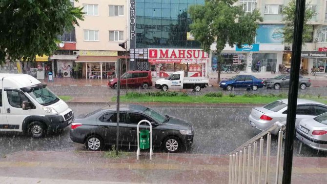 Meteoroloji Uyarmıştı: Tekirdağ’da Fındık Büyüklüğünde Dolu Yağdı