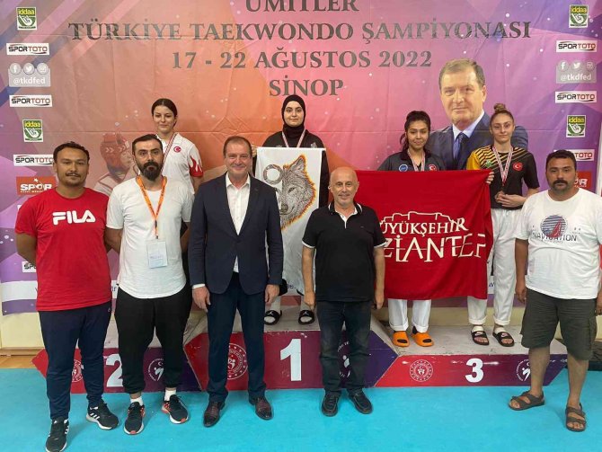 Livanur’dan Gümüş Madalya