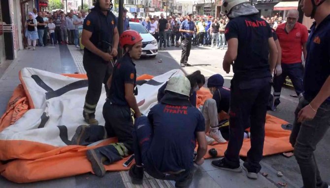 Bunalıma Giren Şahıs 5 Katlı İş Hanının Çatısından Atladı