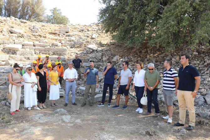 Amos Antik Kenti’nde Tiyatro Gün Yüzüne Çıkarılıyor