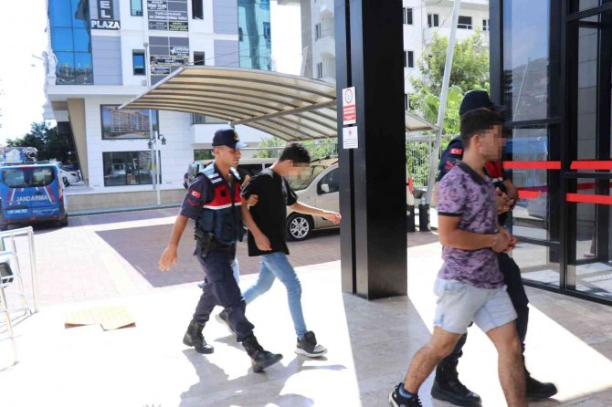 Yüzlerini Gizlemeye Çalışsalar Da Yakalandılar