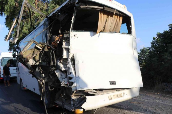 Alanya’da Tur Otobüsü Yolcu İndiren Servise Çarptı