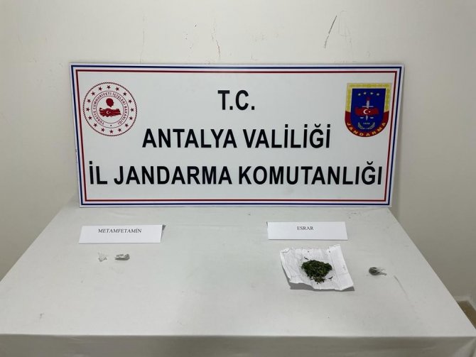 Otomobil Izgarasındaki Uyuşturucu Jandarmanın Gözünden Kaçmadı