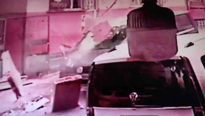 Bağcılar’da Aracın Üzerine Balkon Çöktü