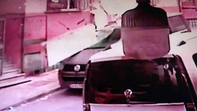 Bağcılar’da Aracın Üzerine Balkon Çöktü