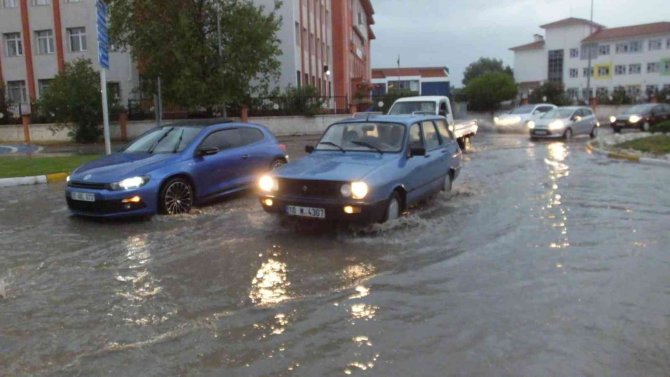 Burhaniye’de Yağmur Etkili Oldu