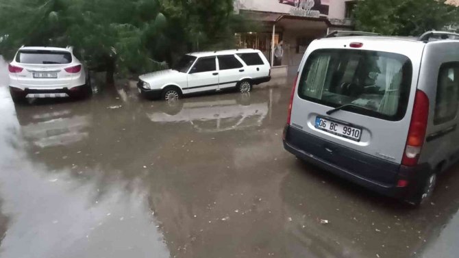 Sağanak Yağış Nedeniyle İ̇zmir-çanakkale Karayolunda Su Baskınları Yaşandı