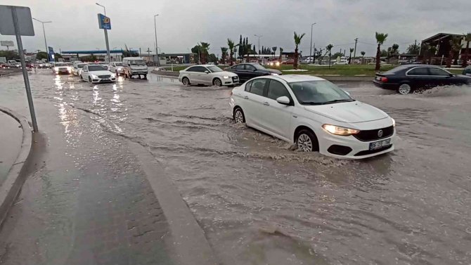Sağanak Yağış Nedeniyle İ̇zmir-çanakkale Karayolunda Su Baskınları Yaşandı