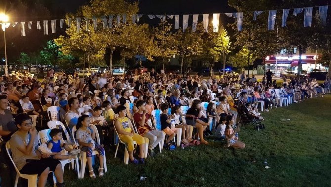 Başiskele’de Çocuklar Sahilde Açık Hava Sinema Keyfini Yaşadı