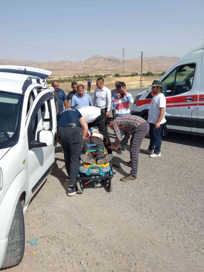 Gercüş’te Hafif Ticari Araç Refüje Çarptı: 5 Yaralı