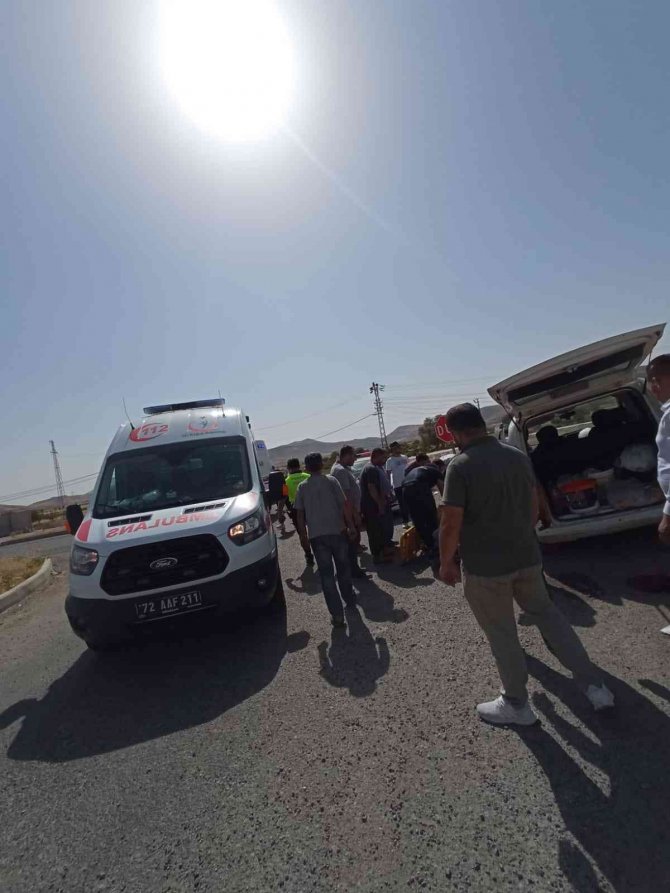 Gercüş’te Hafif Ticari Araç Refüje Çarptı: 5 Yaralı