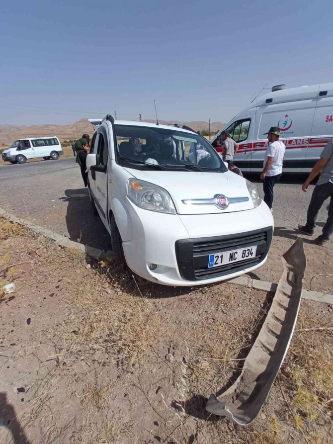 Gercüş’te Hafif Ticari Araç Refüje Çarptı: 5 Yaralı