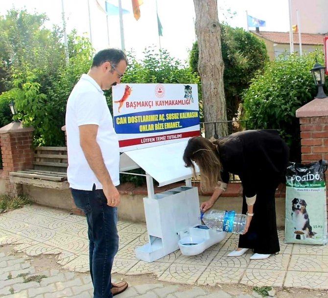 Kaymakam Ateş Yeni Görev Yerine Giderken Can Dostları Unutmadı