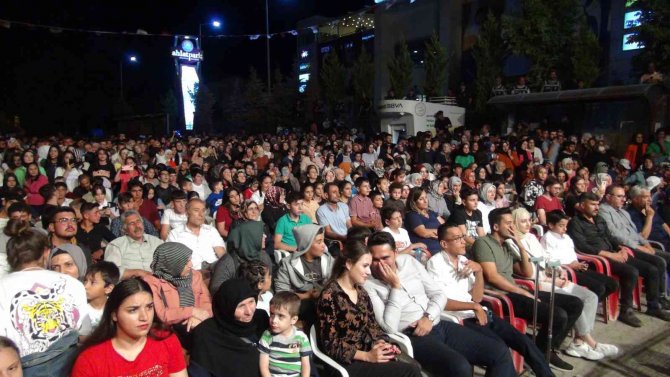 Sanatçı Azerin, Ahlatlılara Unutulmaz Bir Gece Yaşattı