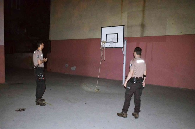‘Borcum Var’ Deyip İntihara Kalkışan Vatandaşı Bekçi Ve Polisler Engelledi