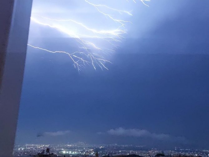 Bursa’da Şimşekler Geceyi Aydınlattı