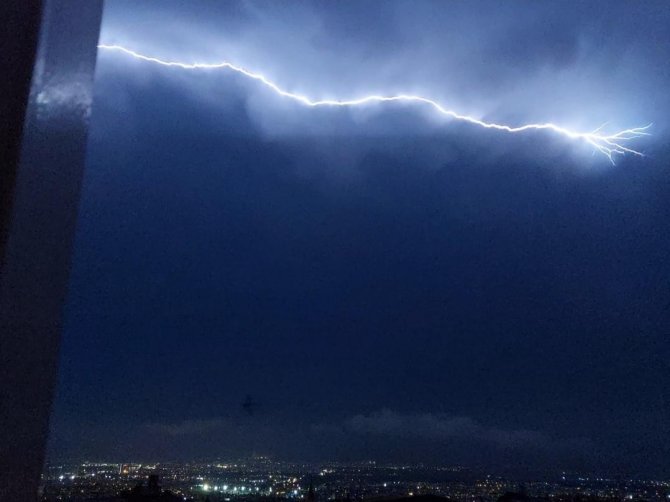 Bursa’da Şimşekler Geceyi Aydınlattı