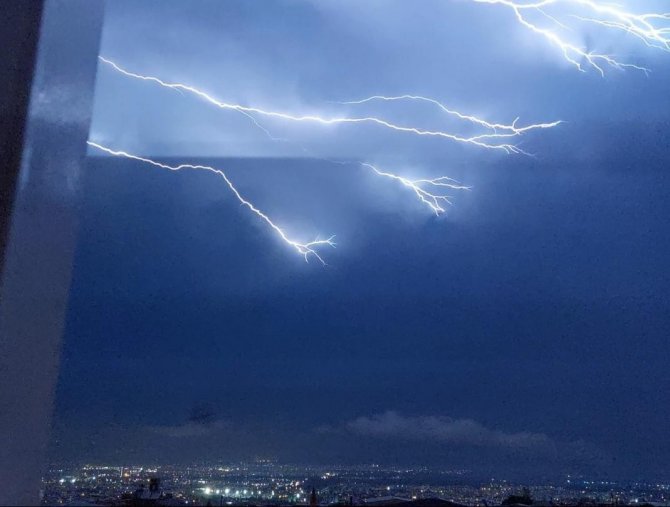 Bursa’da Şimşekler Geceyi Aydınlattı