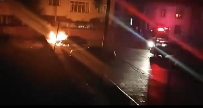 Bursa’da Park Halindeki Otomobil Alev Topuna Döndü