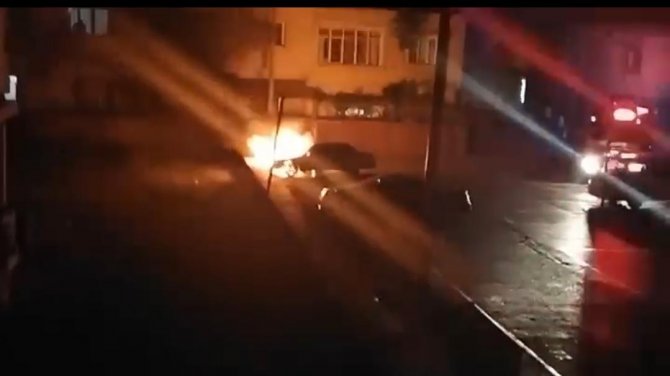 Bursa’da Park Halindeki Otomobil Alev Topuna Döndü