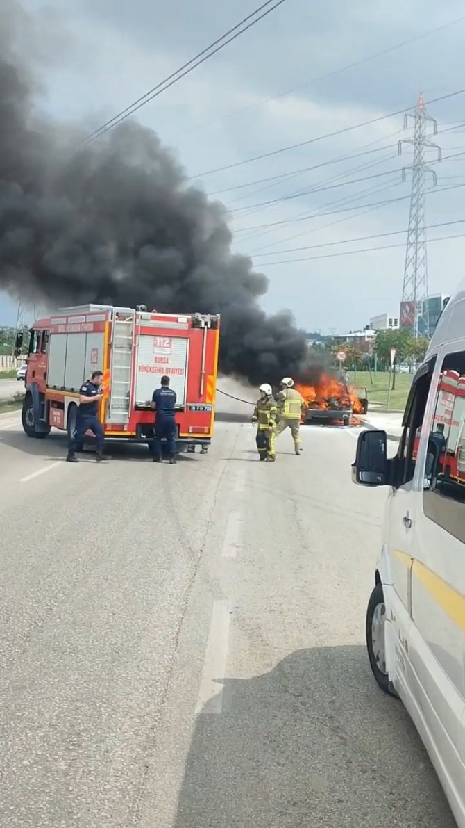 Bursa’da Otomobil Alev Alev Yandı, Sürücüsü Canını Zor Kurtardı