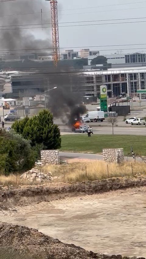 Bursa’da Otomobil Alev Alev Yandı, Sürücüsü Canını Zor Kurtardı