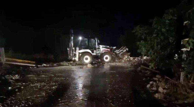 İ̇znik’te Sağanak Yağış Sele Neden Oldu