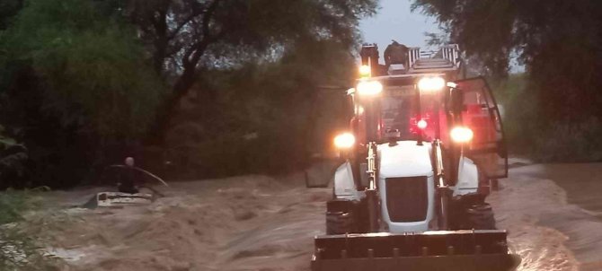 Çanakkale’de Araçları Akıntıya Kapılmak Üzere Olan 2 Kişi Kurtarıldı