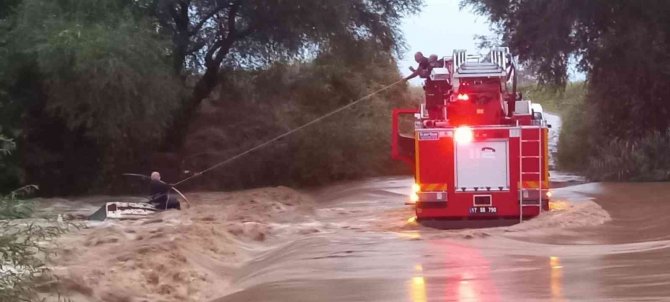 Çanakkale’de Araçları Akıntıya Kapılmak Üzere Olan 2 Kişi Kurtarıldı