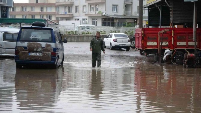 Ezine’de Sokakları Ve İş Yerlerini Su Bastı