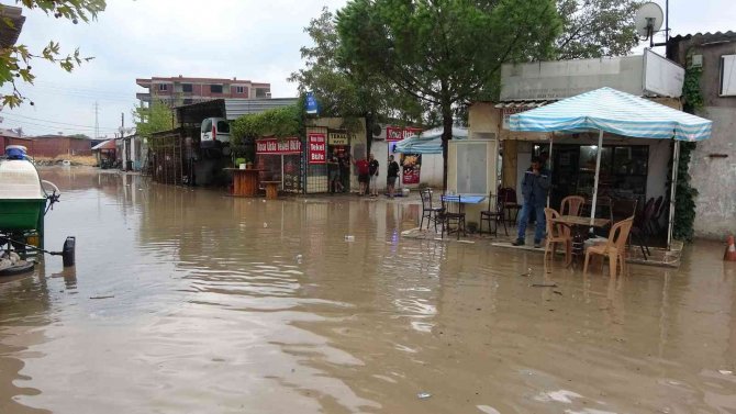 Ezine’de Sokakları Ve İş Yerlerini Su Bastı