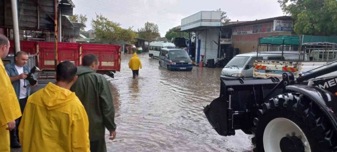 Sağanak Yağış Ezine’de Hayatı Olumsuz Etkiledi