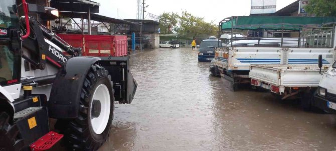 Sağanak Yağış Ezine’de Hayatı Olumsuz Etkiledi